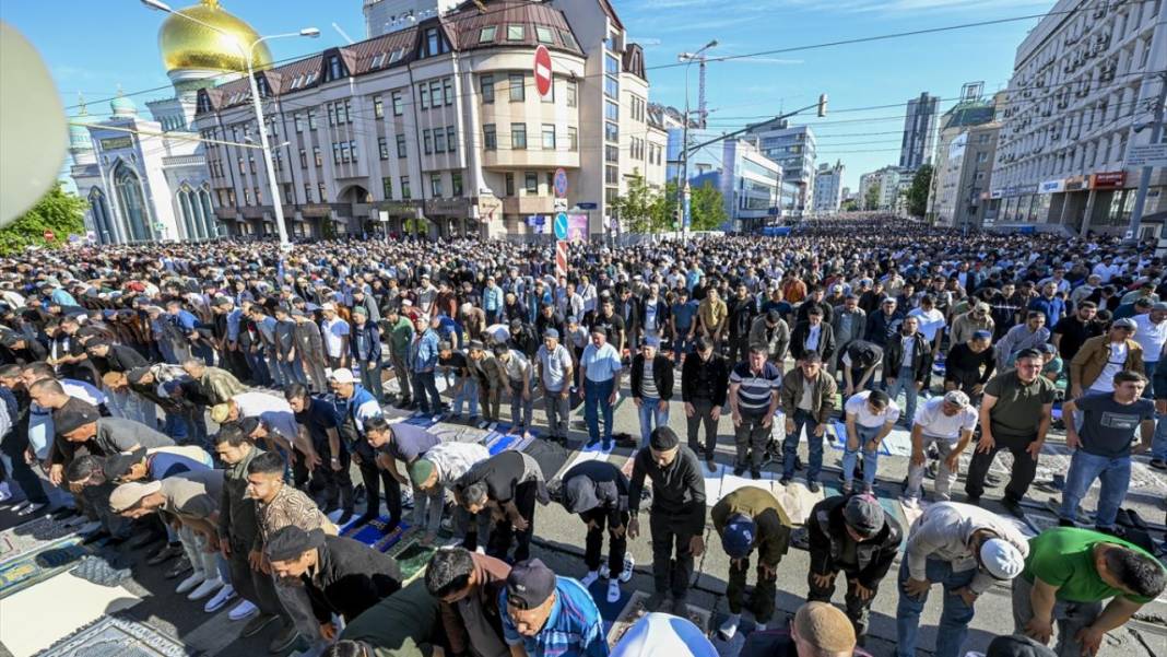 Rusya'da Kurban Bayram namazı coşkusu camilerden sokaklara taştı 3
