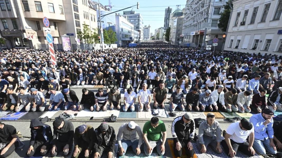 Rusya'da Kurban Bayram namazı coşkusu camilerden sokaklara taştı 5