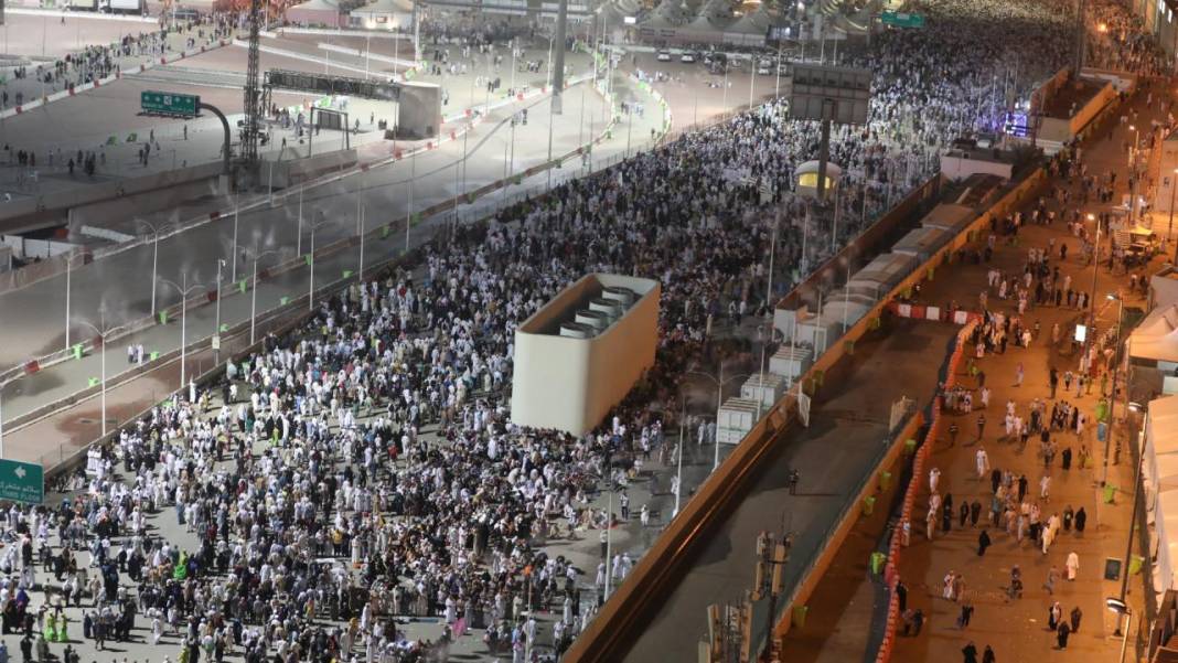 Hacılar şeytan taşlamaya devam ediyor 12