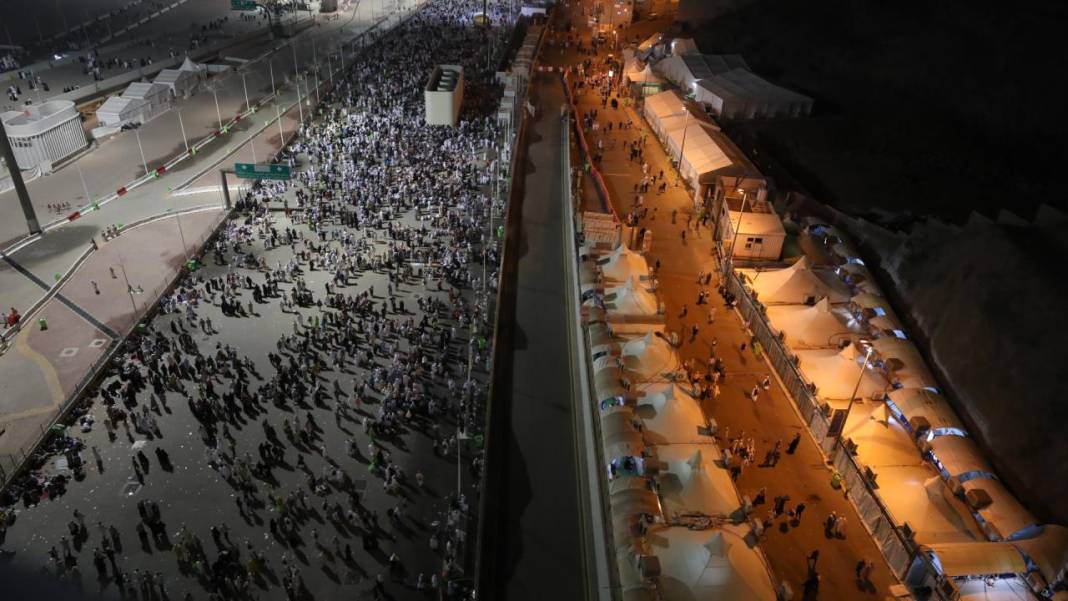 Hacılar şeytan taşlamaya devam ediyor 14