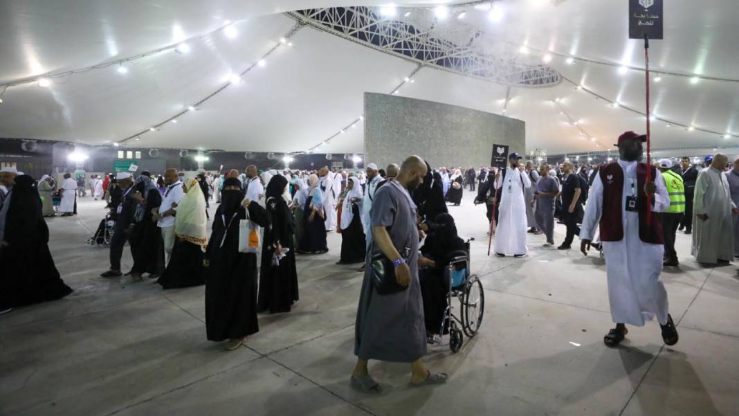 Hacılar şeytan taşlamaya devam ediyor 2