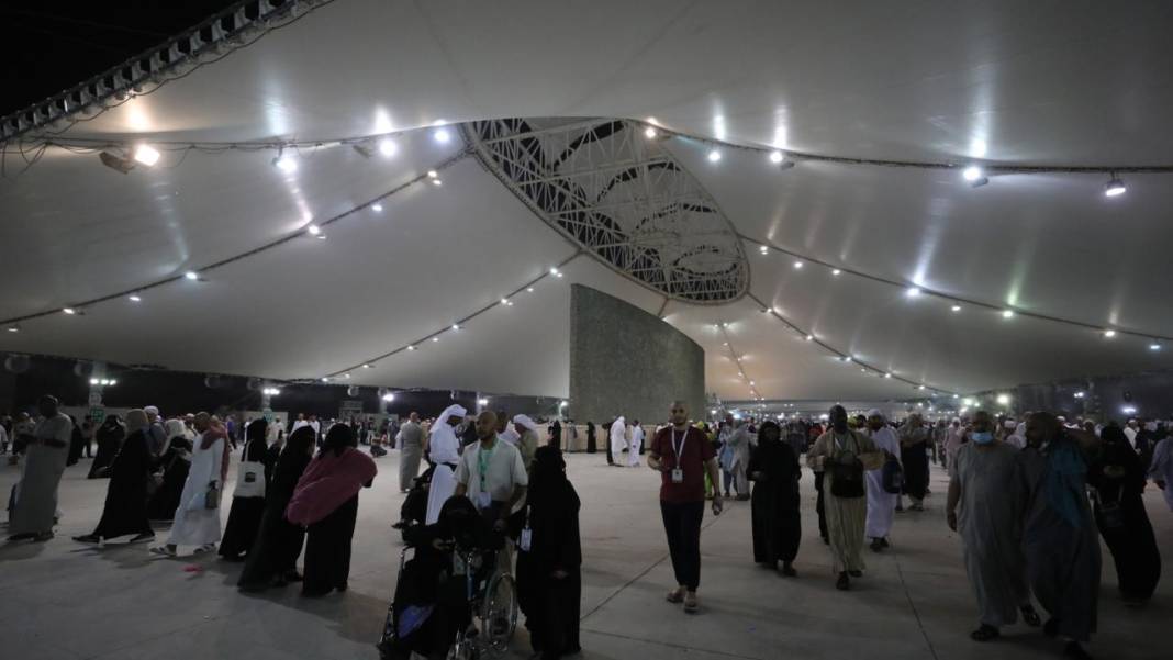 Hacılar şeytan taşlamaya devam ediyor 3