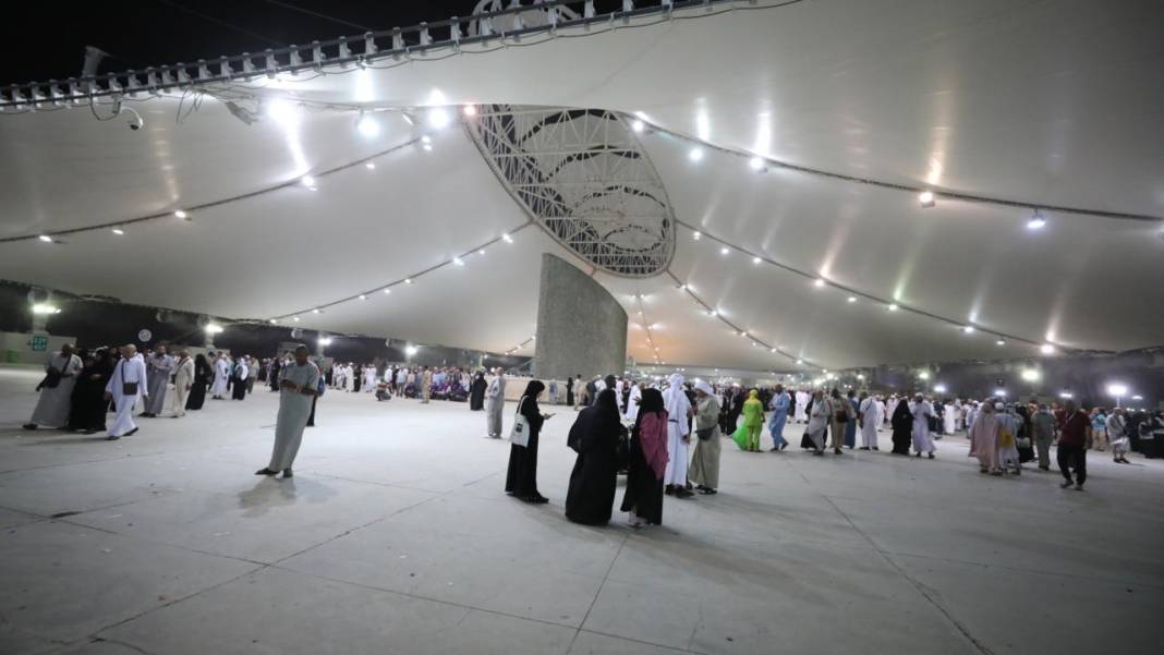 Hacılar şeytan taşlamaya devam ediyor 4