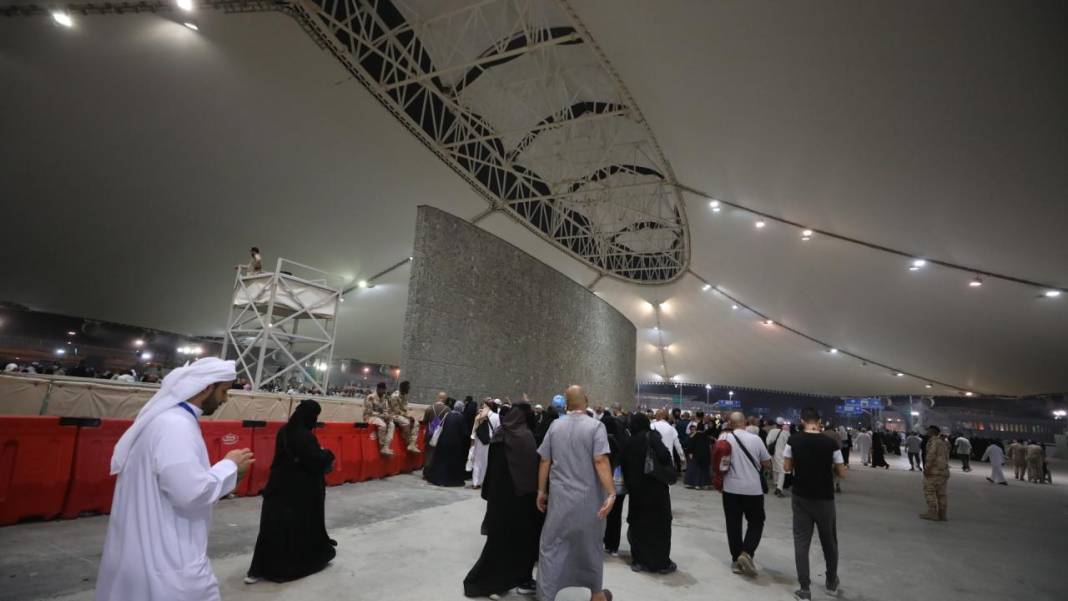 Hacılar şeytan taşlamaya devam ediyor 7