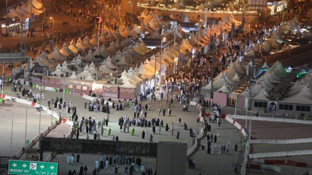 Hacılar şeytan taşlamaya devam ediyor 8