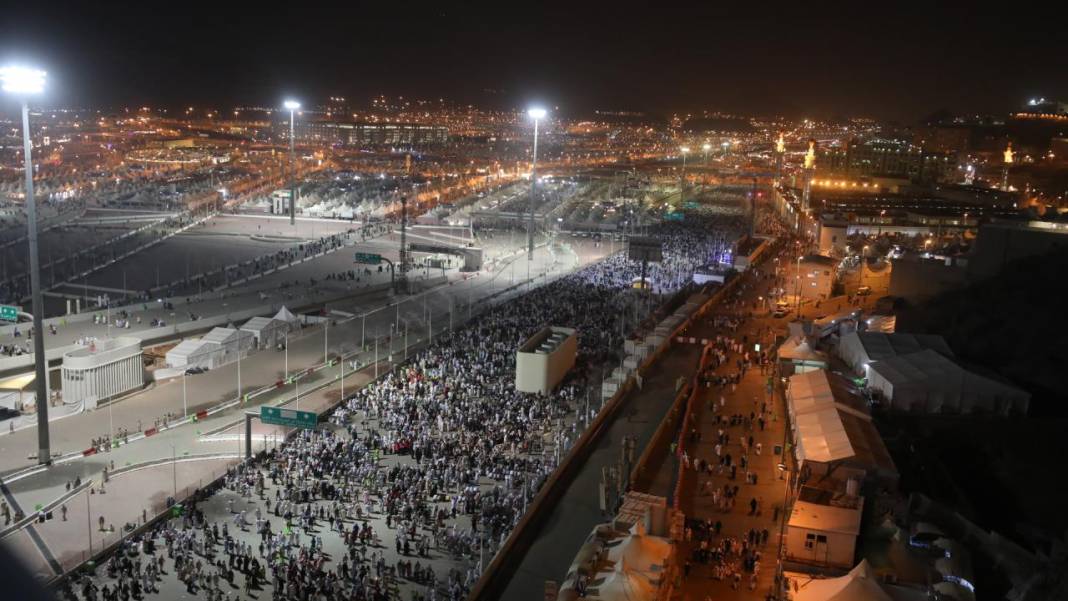 Hacılar şeytan taşlamaya devam ediyor 9