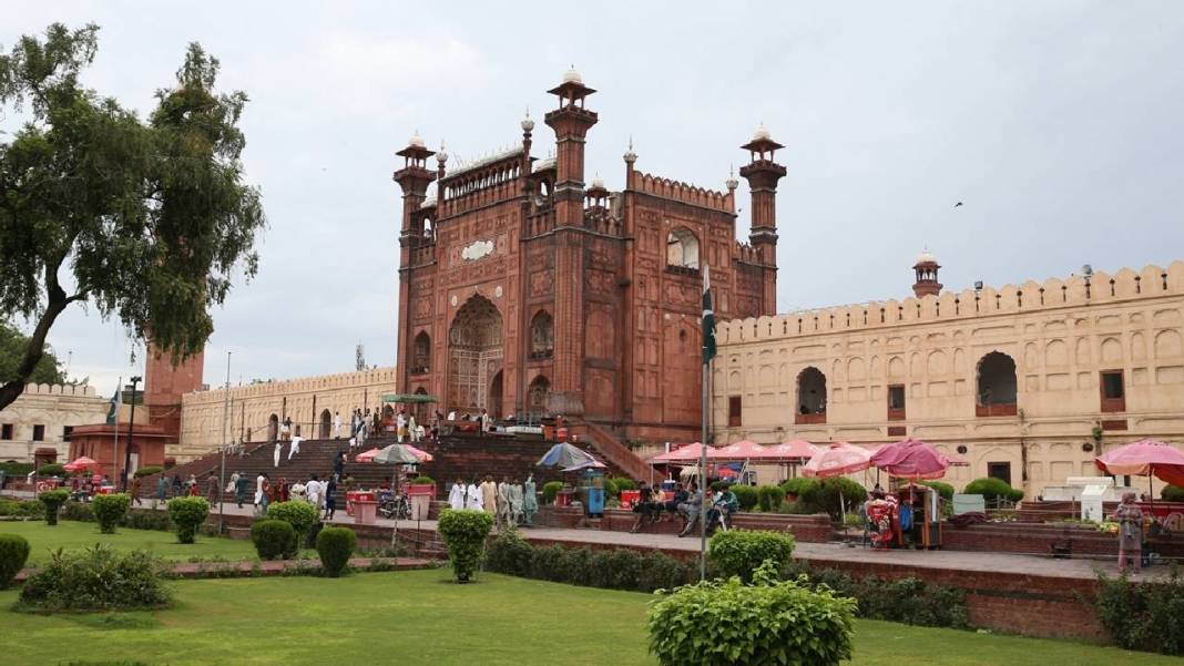 Pakistan'ın 'Padişah Cami'si 1