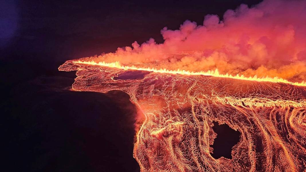 İzlanda'da bir yanardağ daha patladı, lav ve kül püskürttü 4