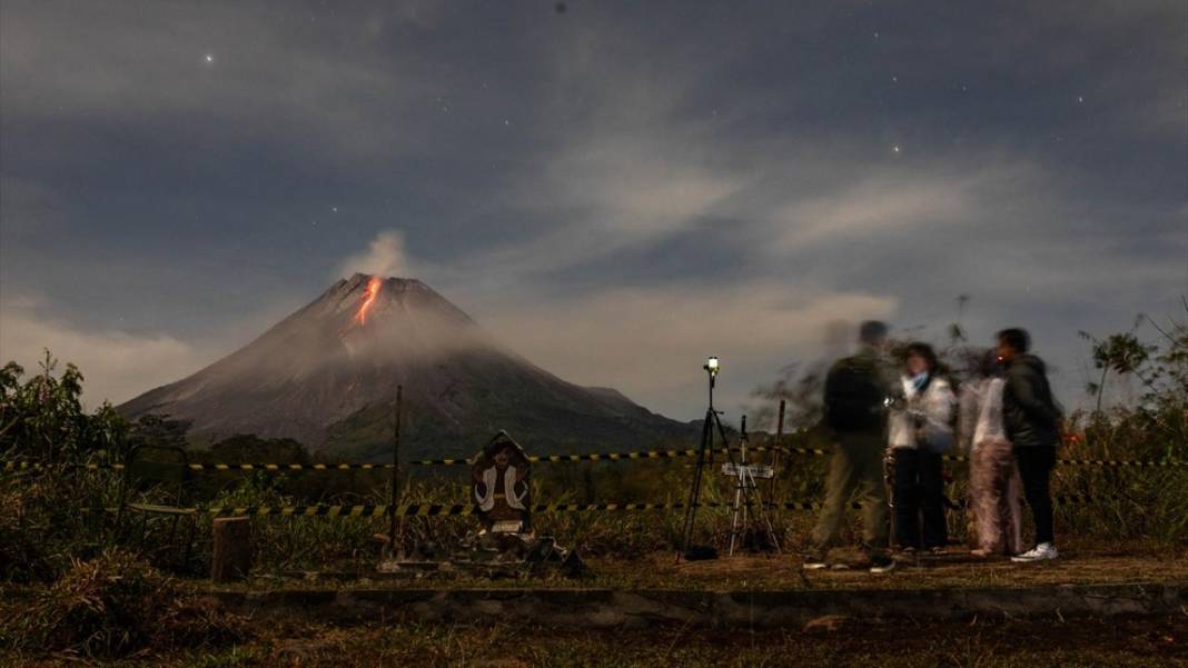 Endonezya'daki Merapi Yanardağı'nda lav nehri oluştu 1