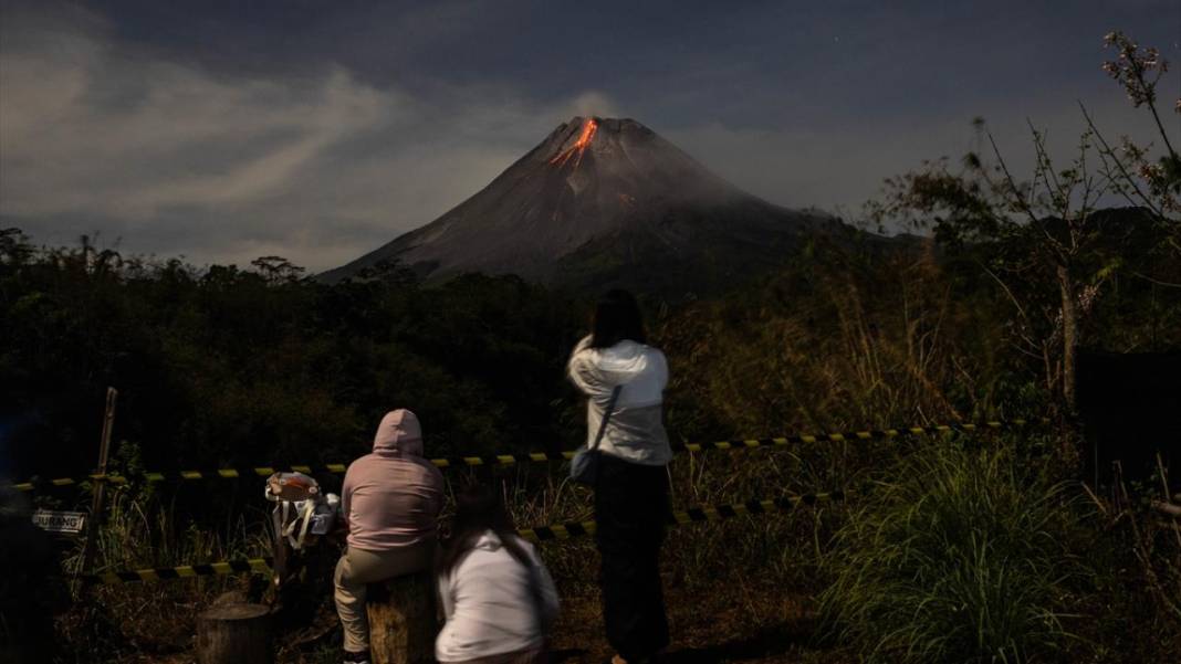Endonezya'daki Merapi Yanardağı'nda lav nehri oluştu 10