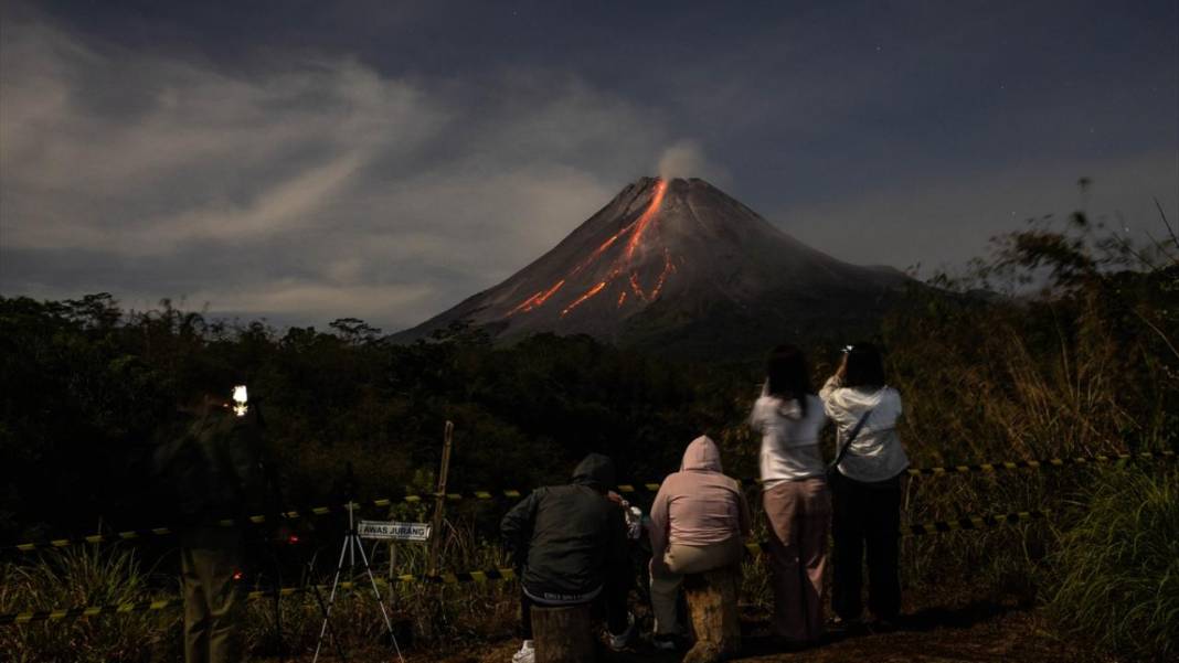 Endonezya'daki Merapi Yanardağı'nda lav nehri oluştu 11