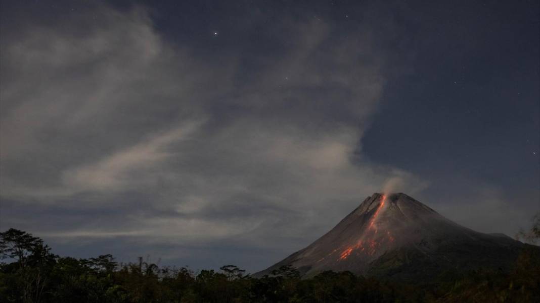 Endonezya'daki Merapi Yanardağı'nda lav nehri oluştu 12