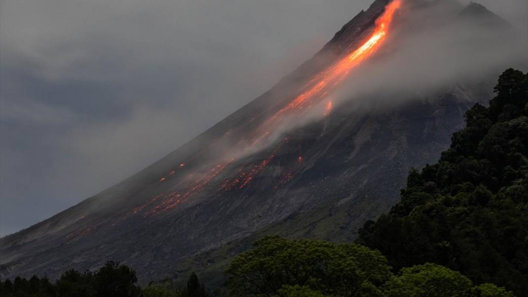Endonezya'daki Merapi Yanardağı'nda lav nehri oluştu 2