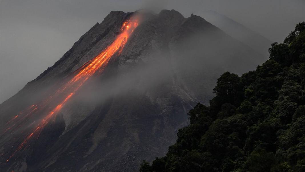 Endonezya'daki Merapi Yanardağı'nda lav nehri oluştu 3