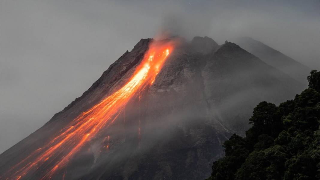 Endonezya'daki Merapi Yanardağı'nda lav nehri oluştu 4