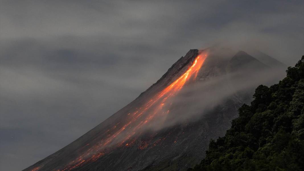 Endonezya'daki Merapi Yanardağı'nda lav nehri oluştu 5
