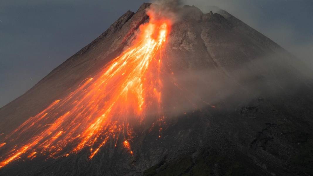 Endonezya'daki Merapi Yanardağı'nda lav nehri oluştu 6
