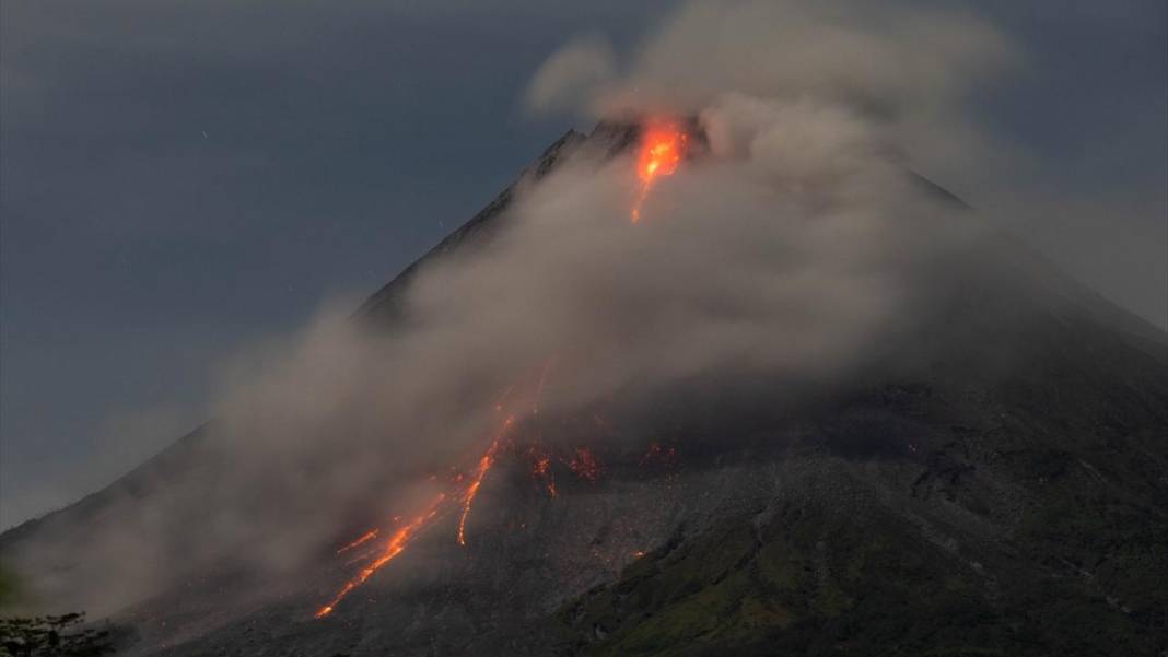 Endonezya'daki Merapi Yanardağı'nda lav nehri oluştu 7