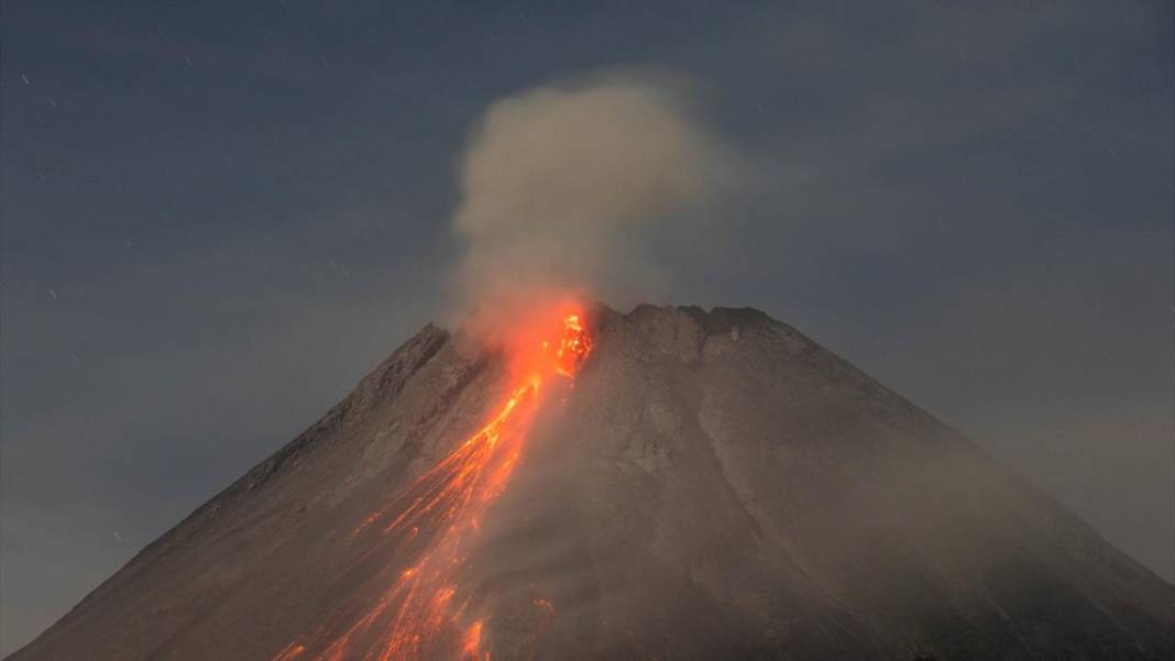 Endonezya'daki Merapi Yanardağı'nda lav nehri oluştu 8