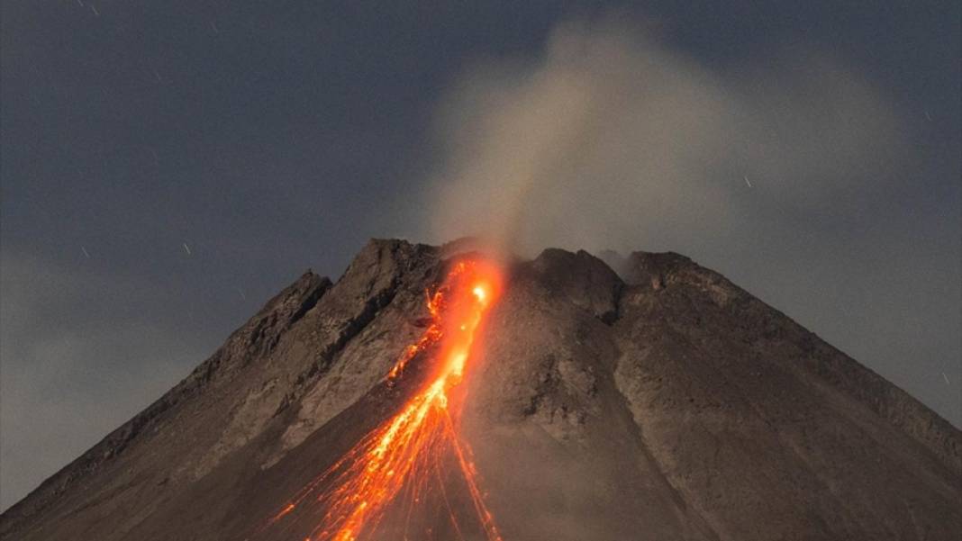 Endonezya'daki Merapi Yanardağı'nda lav nehri oluştu 9