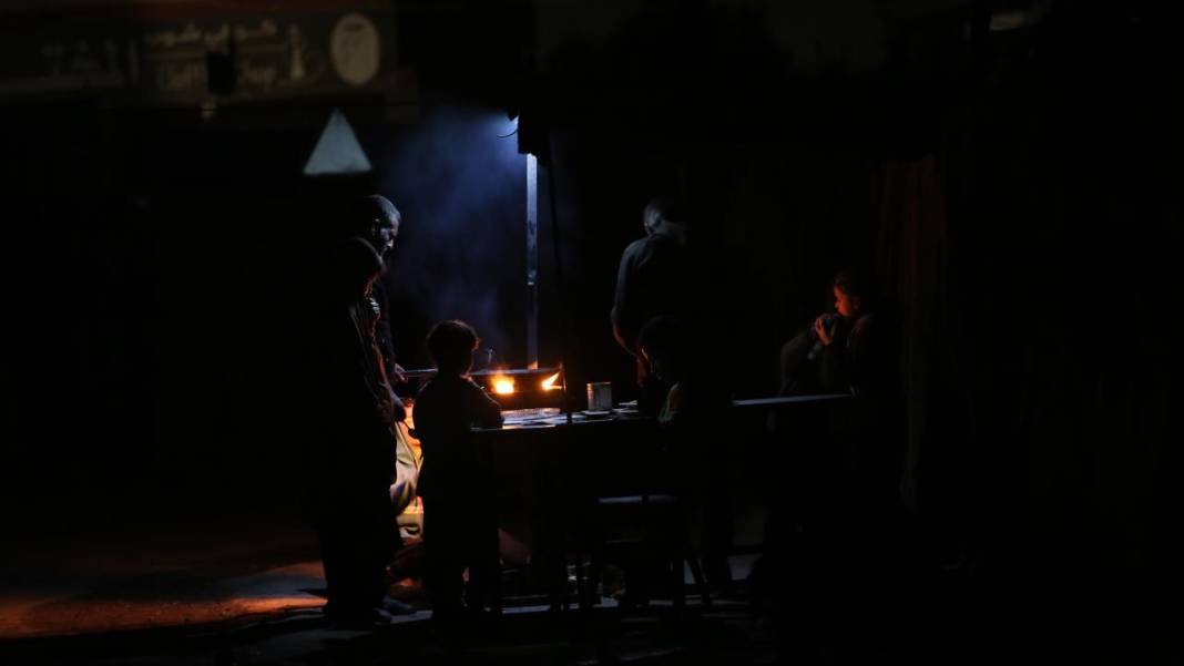 israilin karanlığa gömdüğü Gazze'de günlük yaşam 3