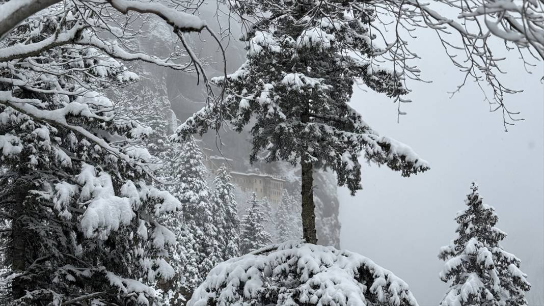 Sümela Manastırı ve Altındere Vadisi beyaz örtüsüyle görüntülendi 11