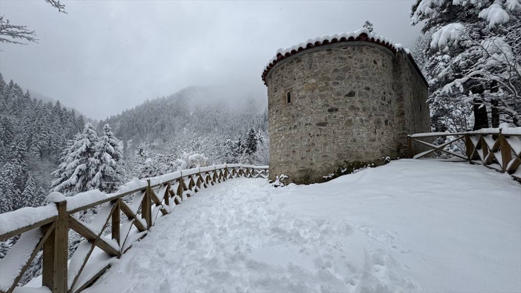 Sümela Manastırı ve Altındere Vadisi beyaz örtüsüyle görüntülendi 15