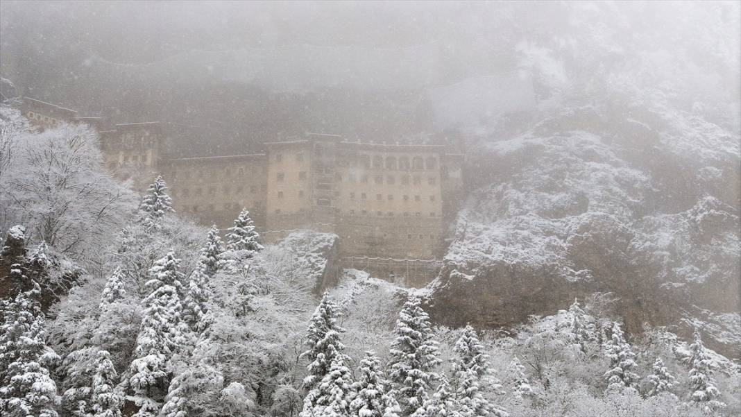Sümela Manastırı ve Altındere Vadisi beyaz örtüsüyle görüntülendi 2