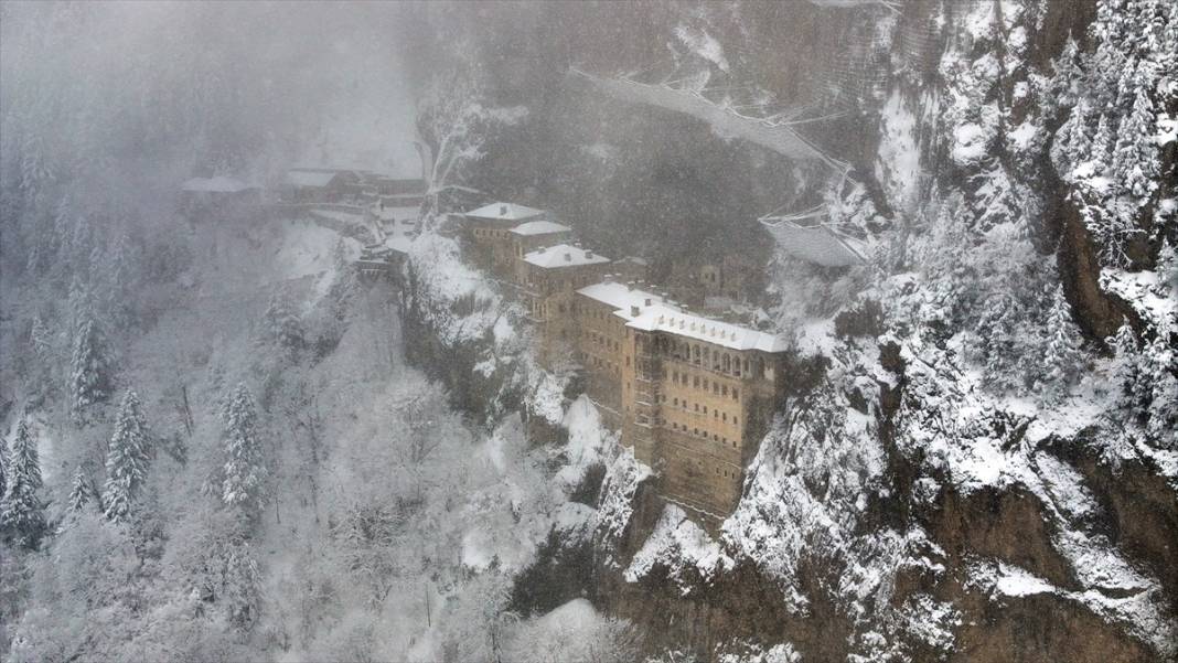Sümela Manastırı ve Altındere Vadisi beyaz örtüsüyle görüntülendi 6