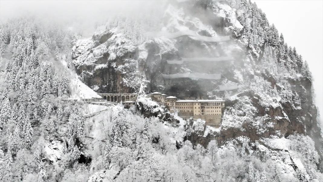 Sümela Manastırı ve Altındere Vadisi beyaz örtüsüyle görüntülendi 7