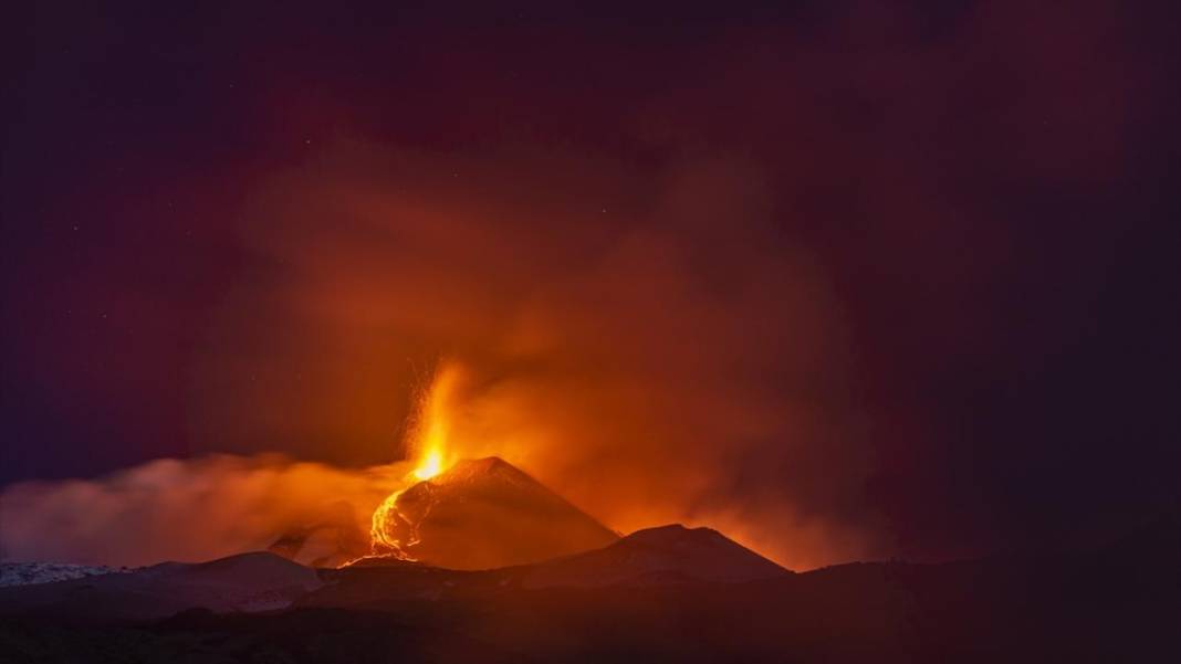 Cehennem provası: Avrupa'nın ortasındaki yanardağ patladı 3