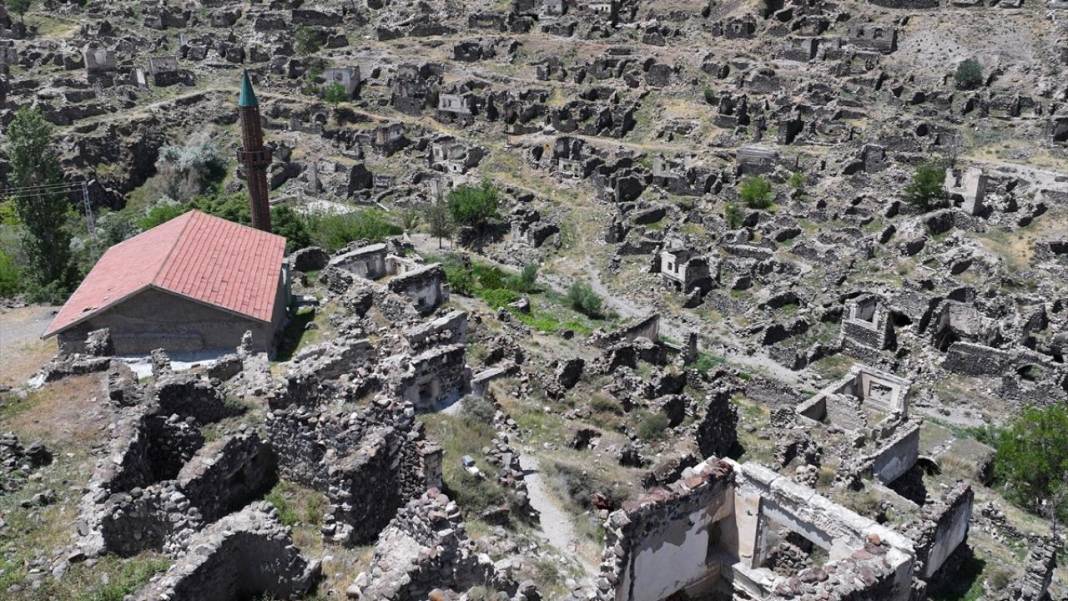 Sel sebebiyle 40 yıl önce terk edilen köylerini minareden seyrediyorlar 1