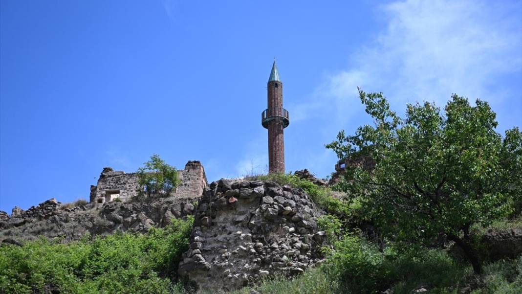 Sel sebebiyle 40 yıl önce terk edilen köylerini minareden seyrediyorlar 10