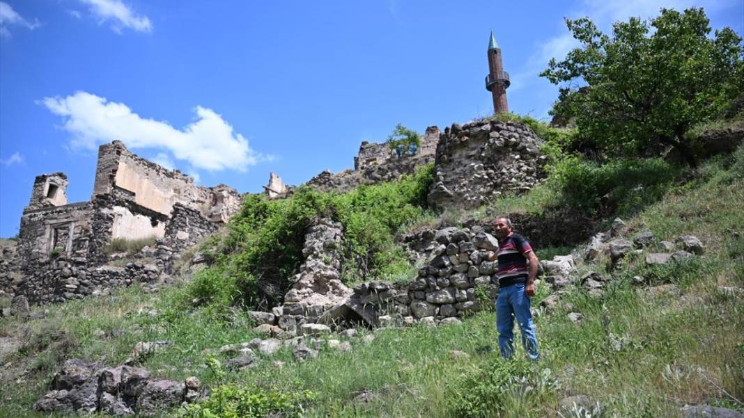 Sel sebebiyle 40 yıl önce terk edilen köylerini minareden seyrediyorlar 11