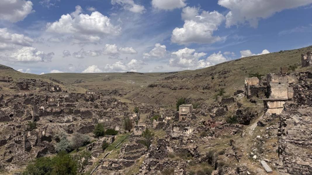 Sel sebebiyle 40 yıl önce terk edilen köylerini minareden seyrediyorlar 12