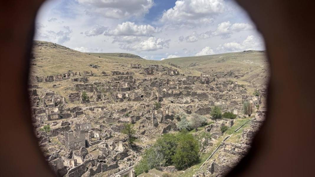 Sel sebebiyle 40 yıl önce terk edilen köylerini minareden seyrediyorlar 13