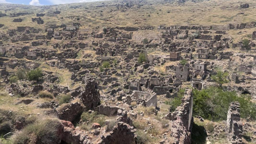 Sel sebebiyle 40 yıl önce terk edilen köylerini minareden seyrediyorlar 14