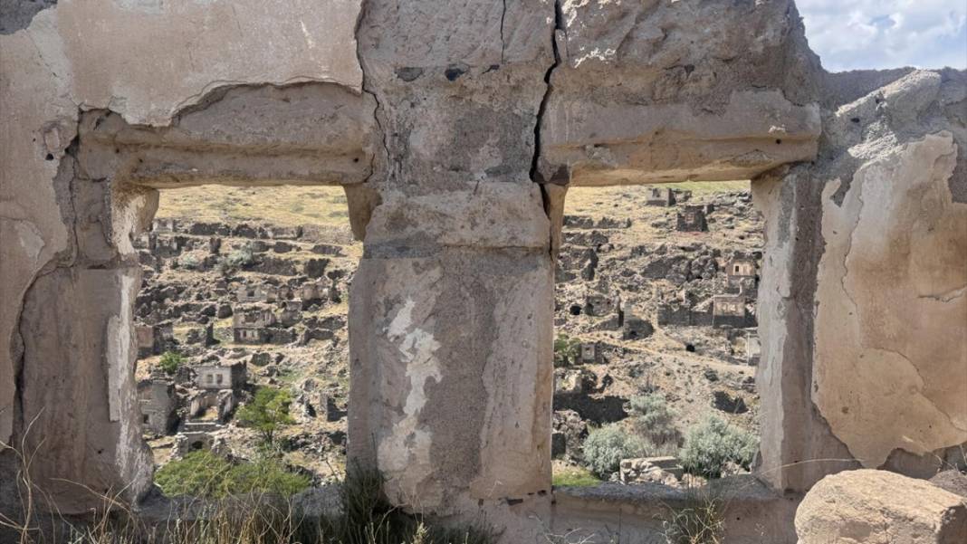 Sel sebebiyle 40 yıl önce terk edilen köylerini minareden seyrediyorlar 15