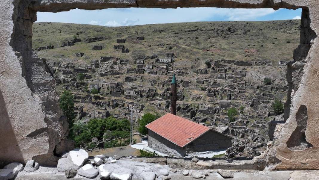Sel sebebiyle 40 yıl önce terk edilen köylerini minareden seyrediyorlar 2