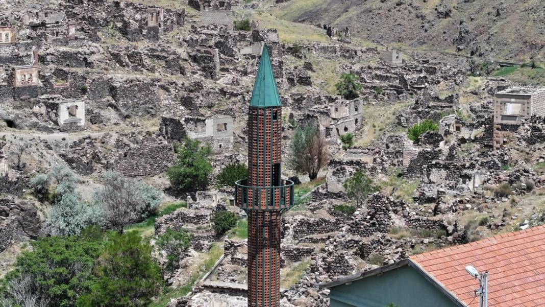 Sel sebebiyle 40 yıl önce terk edilen köylerini minareden seyrediyorlar 3