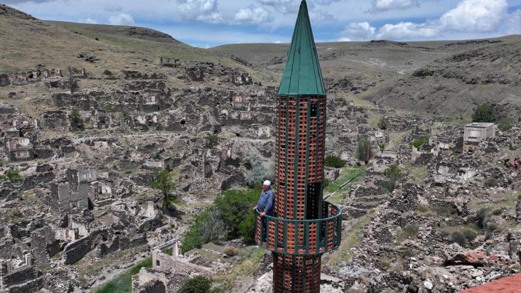 Sel sebebiyle 40 yıl önce terk edilen köylerini minareden seyrediyorlar 4
