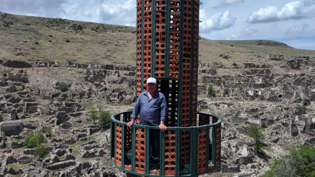 Sel sebebiyle 40 yıl önce terk edilen köylerini minareden seyrediyorlar 5