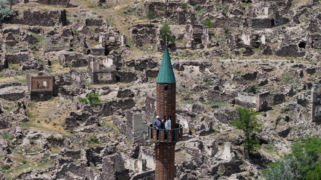 Sel sebebiyle 40 yıl önce terk edilen köylerini minareden seyrediyorlar 6
