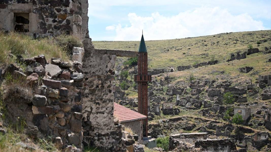 Sel sebebiyle 40 yıl önce terk edilen köylerini minareden seyrediyorlar 7