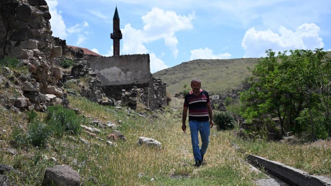 Sel sebebiyle 40 yıl önce terk edilen köylerini minareden seyrediyorlar 8