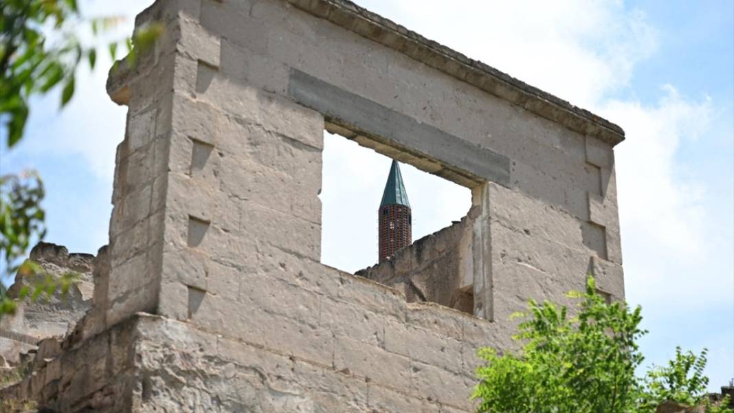 Sel sebebiyle 40 yıl önce terk edilen köylerini minareden seyrediyorlar 9