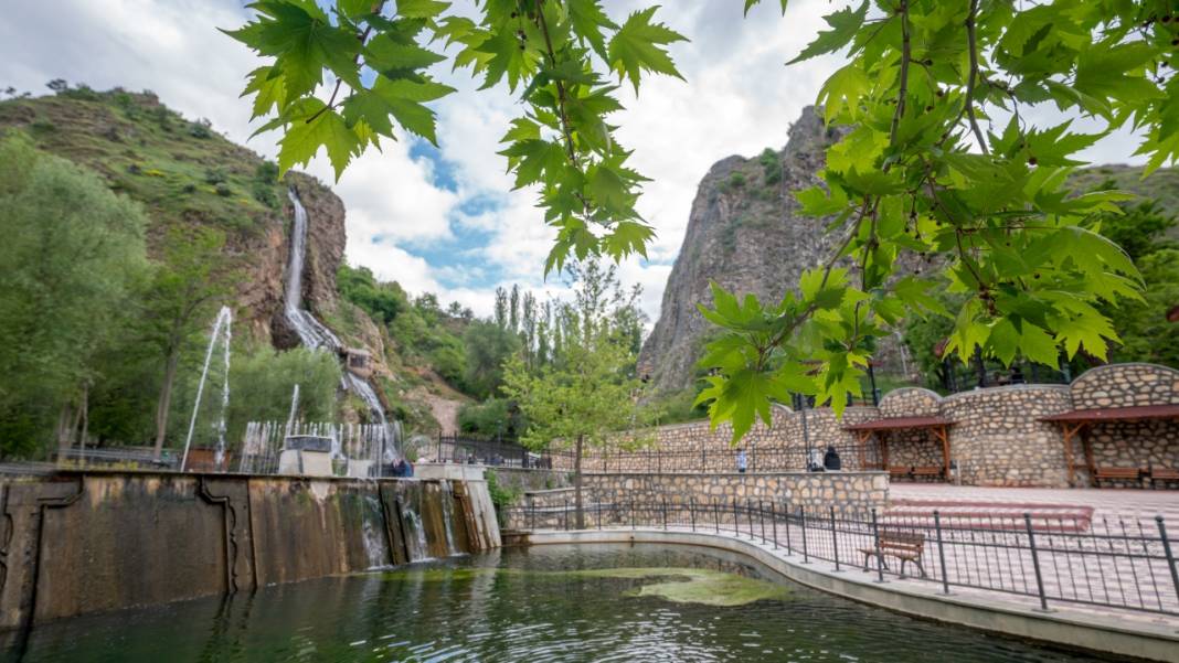 Isparta'nın 70 metreden dökülen Bezirgan Şelalesi 1