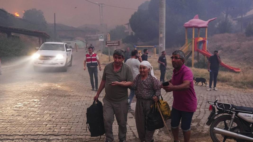 Ödemiş'teki orman yangınında el birliği ile müdahale edildi 13