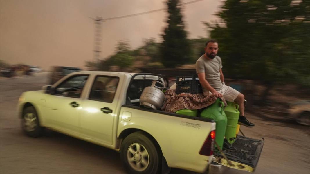 Ödemiş'teki orman yangınında el birliği ile müdahale edildi 14