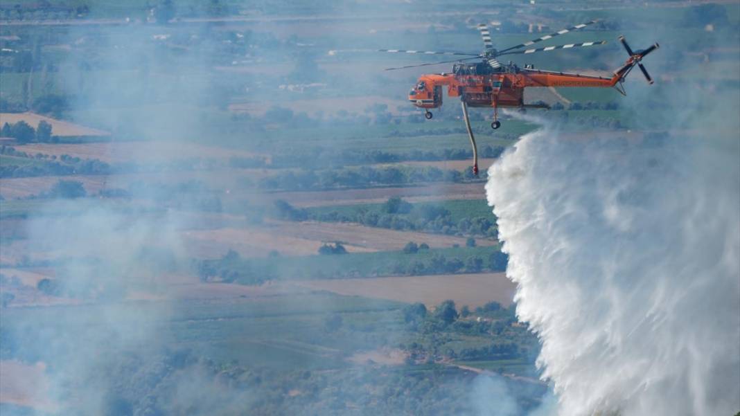 Ödemiş'teki orman yangınında el birliği ile müdahale edildi 15